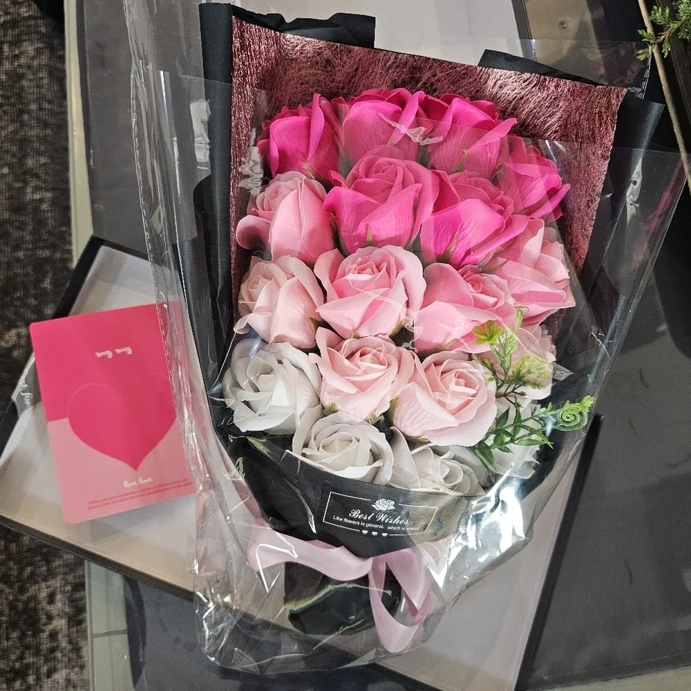 New In BOX! 18 Pcs Eternal Rose Soap Flower Bouquet PINK WHITE RED